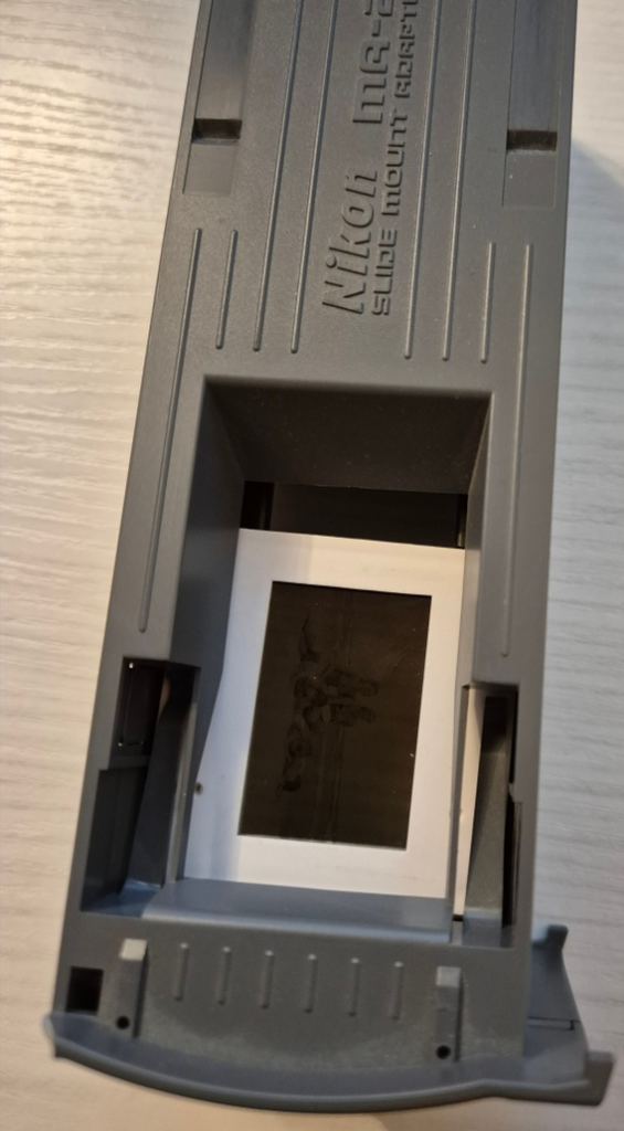 Correct position of how the slide must be inserted into the holder. Scanning of the full 35mm area is now possible.